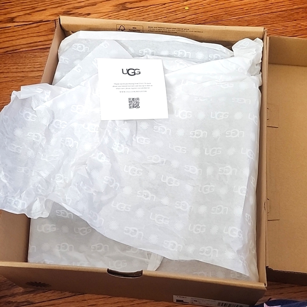 New Ugg - Picture 3 of 6